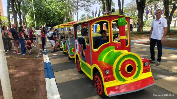 Mini trenzinho motorizado , mini Maria fumaça ,Trem da Alegria , trenzinho