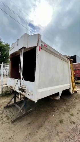 Compactadora coletora/ de lixo toco Planalto 15 metros cúbicos