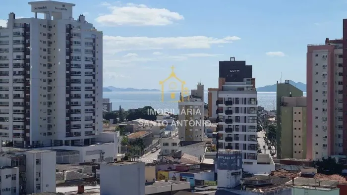 Amplo apartamento de 3 dormitórios com vista para o mar no Estreito