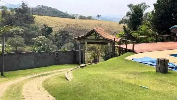 linda chacara com piscina