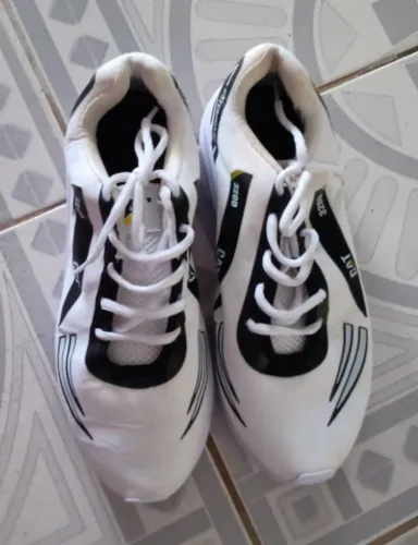Tênis Branco com Detalhes Pretos