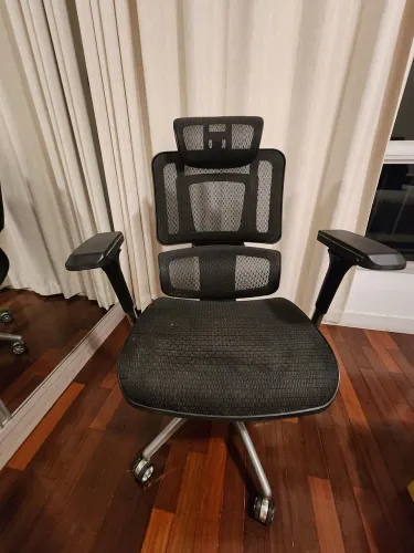 Cadeira de Escritório Comfy com tela Mesh Preta base Giratória em Alumínio