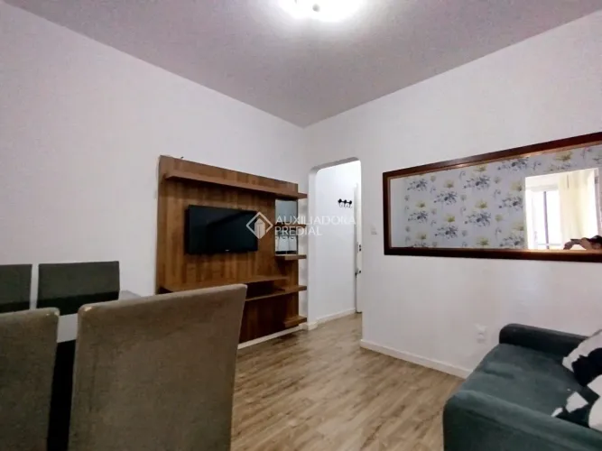 Apartamento mobiliado com 2 quartos e sacada no coração do Centro de Florianópolis