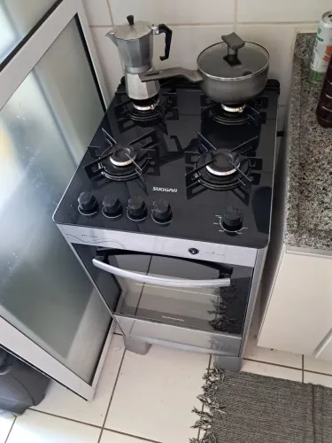 Fogão Suggar Neo Glass 4 Bocas com mesa de vidro temperado e acabamento em inox.