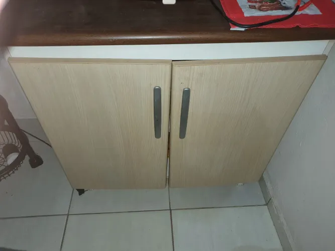 itens para casa. cama, mesa, maquina de lavar, fogão, balcão e pia