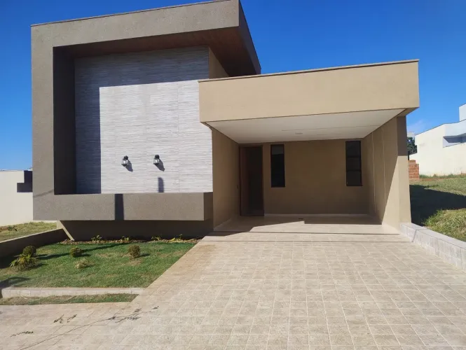 Casa em condomínio fechado, portaria 24h, com armários, completa.