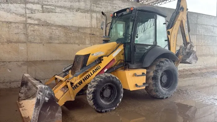 Retro Escavadeira New Holland 2021 4x4