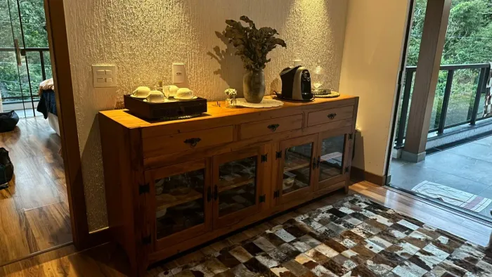 Balcão buffet de peroba rosa.
