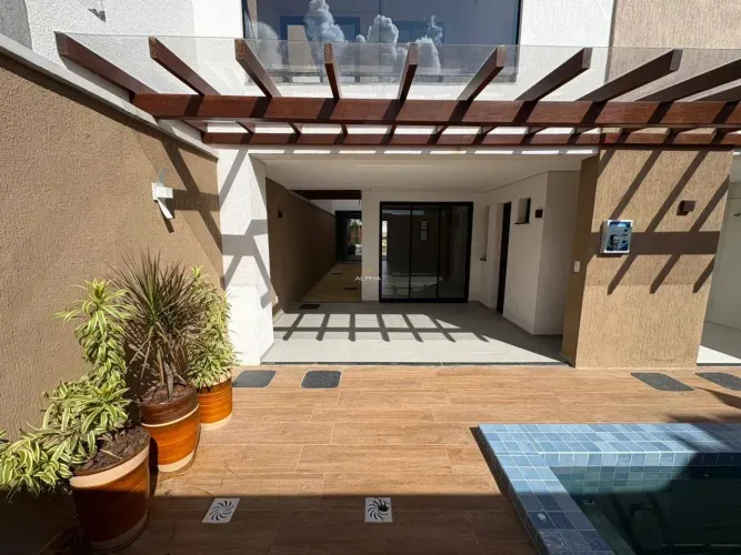 Sobrado para venda tem 245 metros quadrados com 4 quartos em Maraponga - Fortaleza - CE