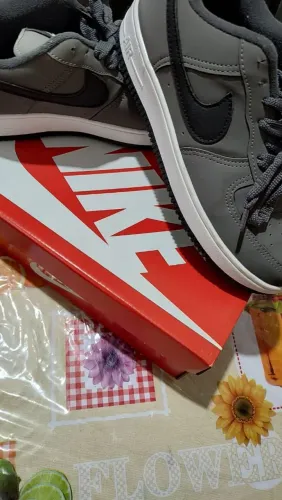 Tênis Nike modelo esportivo