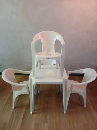 Jogo de Mesa e Poltronas de Plástico
