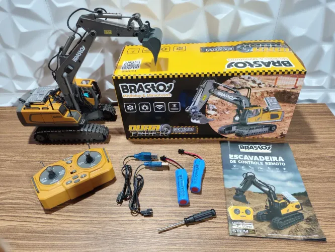 Escavadeira de Controle Remoto 2.4GHz - 11 Canais com Luzes e Sons