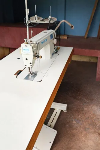 Máquina reta industrial marca Zoje usadaem muito bom estado