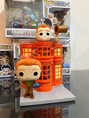 Funko Pop Fred Weasley With Weasley's Wizard Wheezes