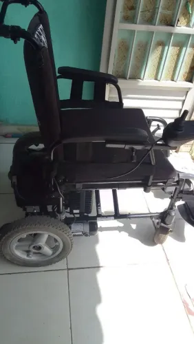 Vende-se 1 cadeira de roda elétrica 