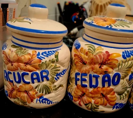Potes de mantimentos vintafge de cerâmicas brancas pintado a mão.