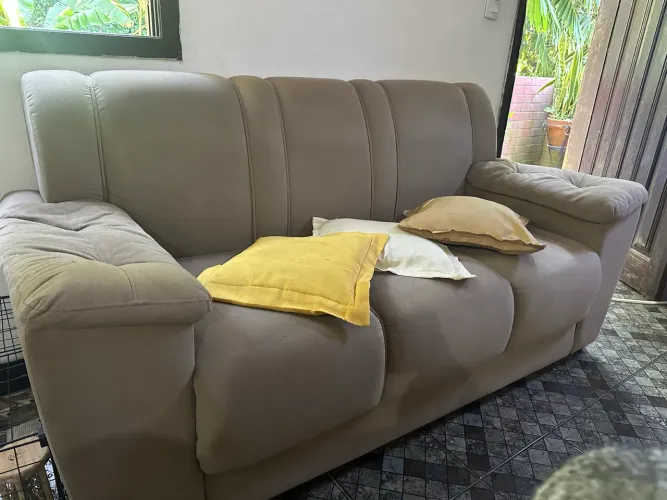 Sofá 3 e 2 lugares com avarias 