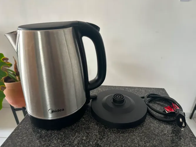 chaleira elétrica Midea de 1,7 litros