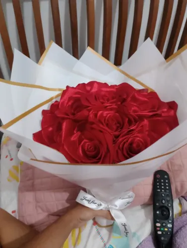 Buquê de cetim (rosas vermelhas)