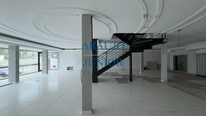 Salão Comercial para Locação no Centro de Americana-SP: 1 Sala, 6 Banheiros e 690m² de Áre