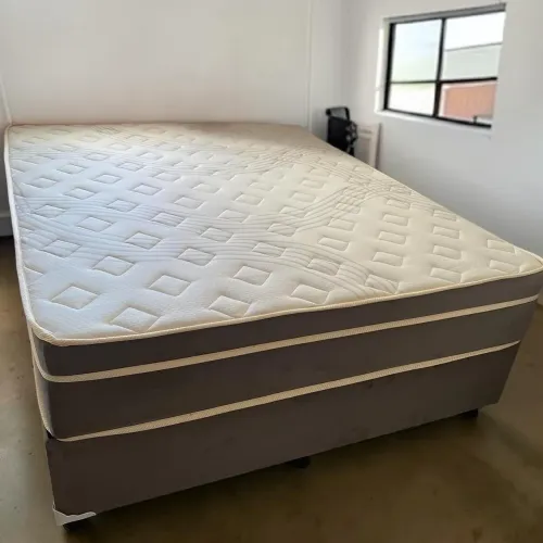 Cama casal com pés