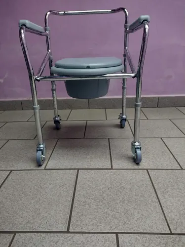 Cadeira de Banho dobrável, com coletor para idoso até 100 Kg
