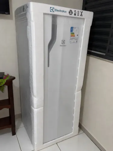Geladeira Electrolux 240L lacrada R$1.900,00
