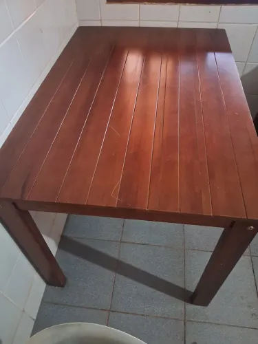 Vendo lindo conjunto de mesa com quatro cadeiras,madeira de lei