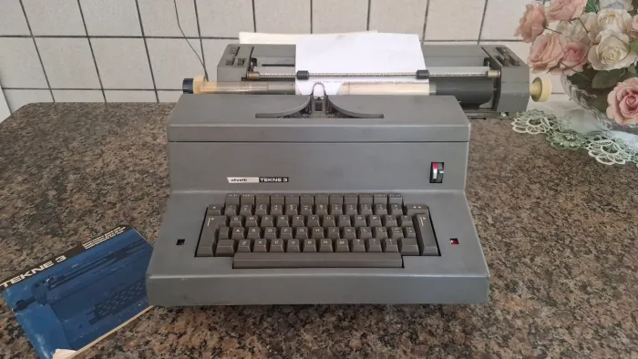 Máquina de Escrever Elétrica Vintage Olivetti Tekne 3