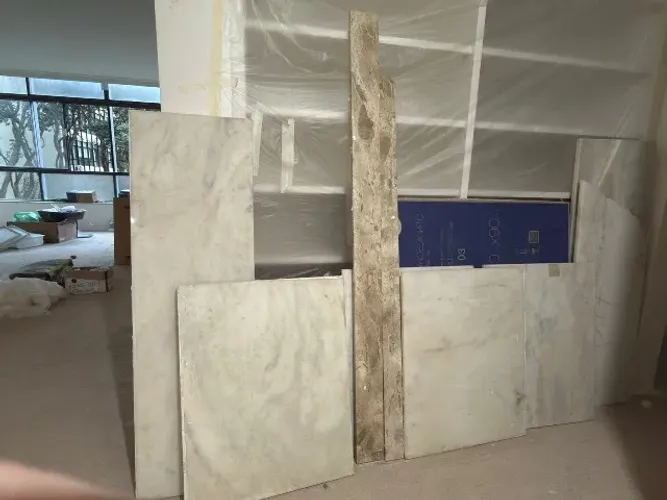 Peças de mármore branco Carrara e Bege Bahia 