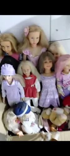 Bonecas sucatas com defeitos e avarias