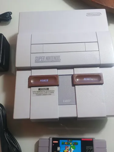 Super Nintendo com 2 controles e Super Mario World