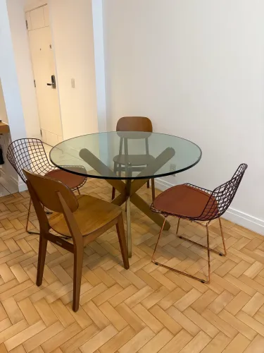 Mesa redonda de vidro 1,10m + 4 cadeiras (Bertoia + madeira)