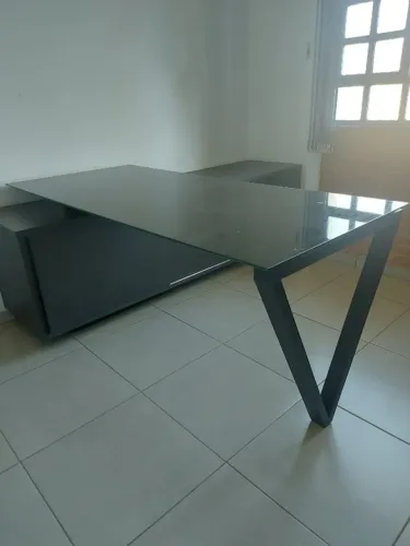 mesa com tampo de vidro e balcão R$700,00, cadeira giratória R$200,00, gaveteiro R$150,00.