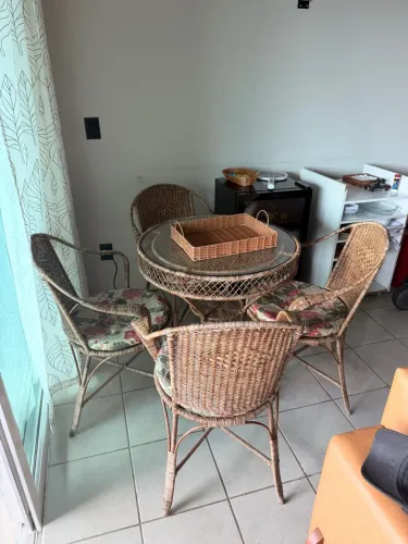 Mesa 4 lugares com cadeira