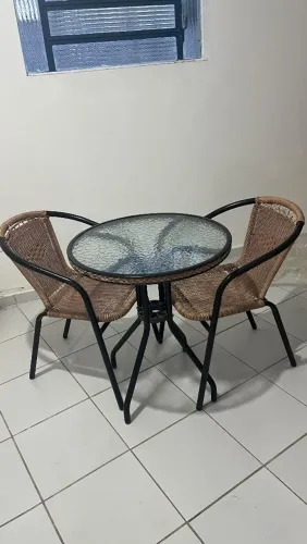 Vendo mesa redonda de vidro com 2 cadeiras