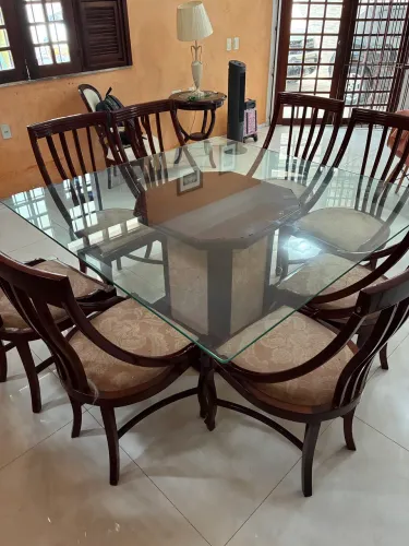 MESA DE JANTAR EM MADEIRA MACIÇA COM 8 CADEIRAS, TAMPÃO DE VIDRO E MÁRMORE ITALIANO
