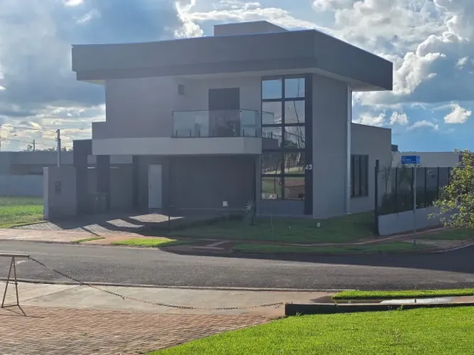 Lindo sobrado a venda no Agua Limpa Park