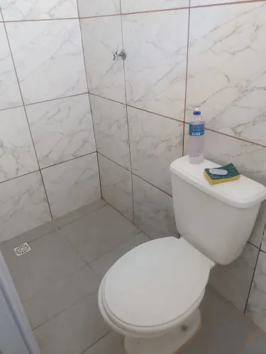 1 Quarto com banheiro pra mulher solteira ,não paga água energia nem Internet
