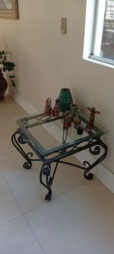 Lindas mesinhas laterais!!! Em ferro fundido com vidro bisotado!!!