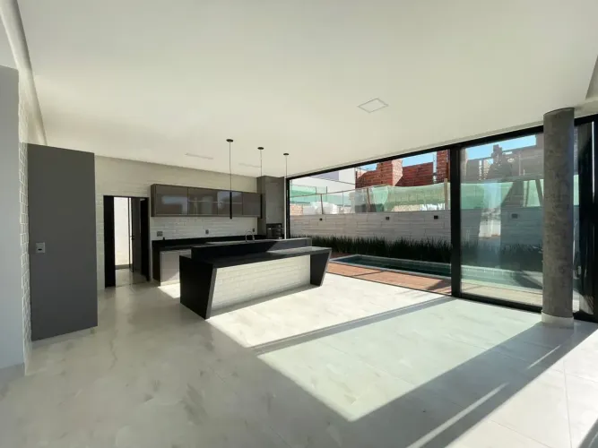 Casa Térrea para venda possui 226 metros quadrados com 3 Suítes ( Oportunidade )