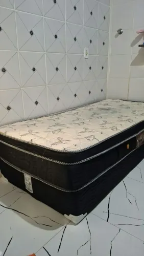 CAMA BOX SOLTEIRO COM BASE CONSERVADA(ACOMPANHA OS 6 PÉS