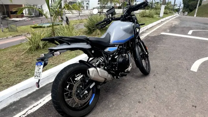 Royal Enfield Himalayan 450 - Robustez e elegância para aventureiros
