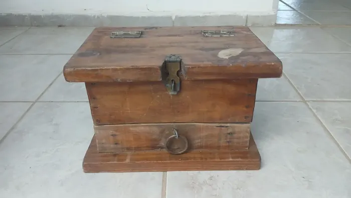Baú/Porta-Objetos Antigo em Madeira Maciça com Gaveta Inferior