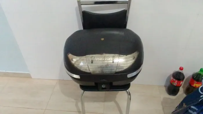 Vendo Baú Grande (Pro Tork) Moto com Suporte pra bagageiro.