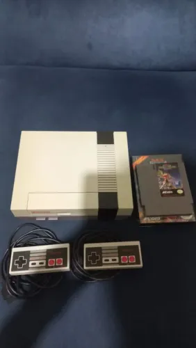 Nintendo 8 Bit 2 controles originais + Double Dragon 2 original.