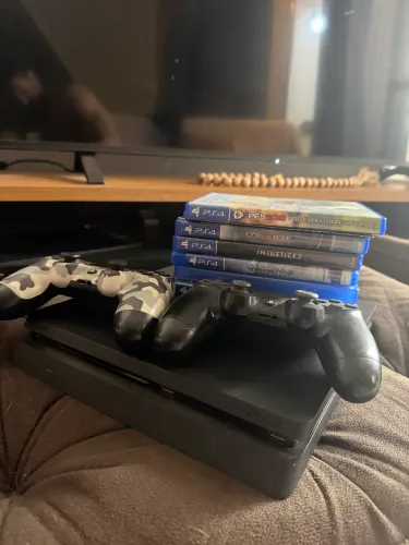PlayStation 4 slim c 2 controles e 8 jogos