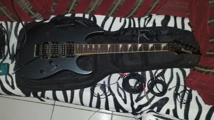 Guitarra Ibanez GIO usada com cordas novas em perfeito estado + Amplificador + Case