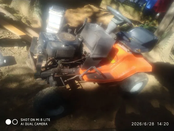 Trator cortador de grama 