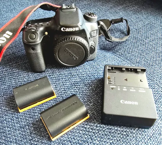 Câmera Canon 70D + carregador e 2 baterias R$3000,00